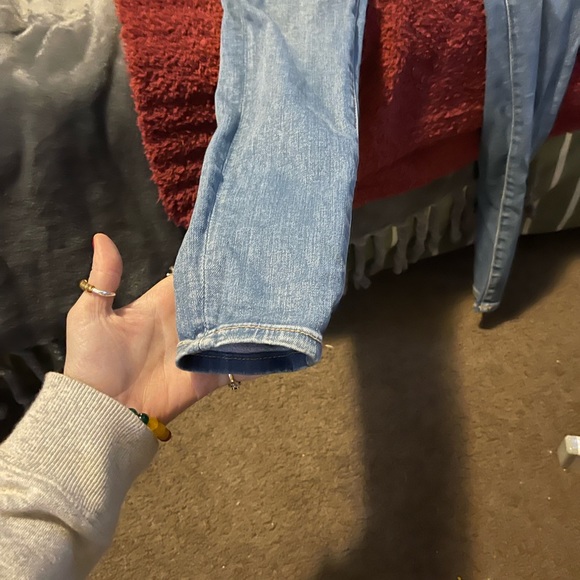 American Eagle High-Rise (Light Washed) Skinny Jeans - Size US 2 - Picture 2 of 3